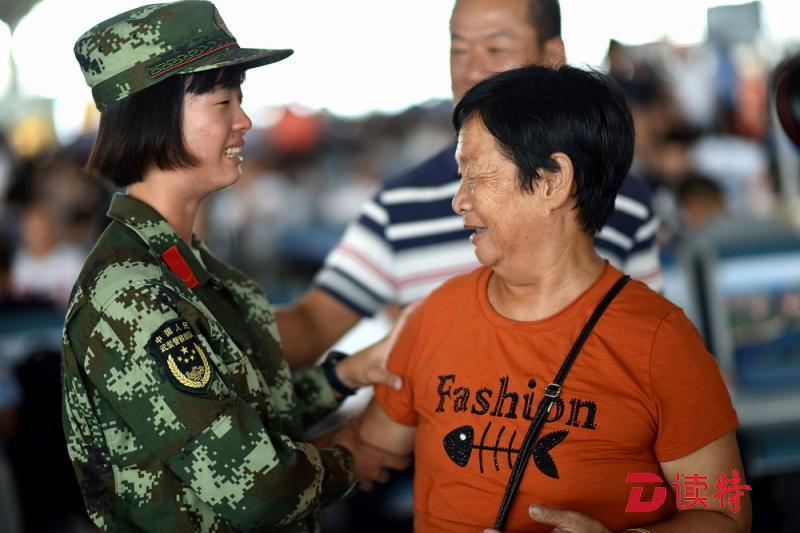 心疼你！奶奶与过家门而不入的当兵孙女高铁站相见