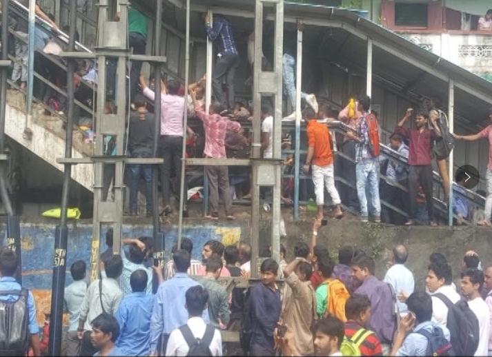 印度孟买发生一起踩踏事件 至少15人死亡