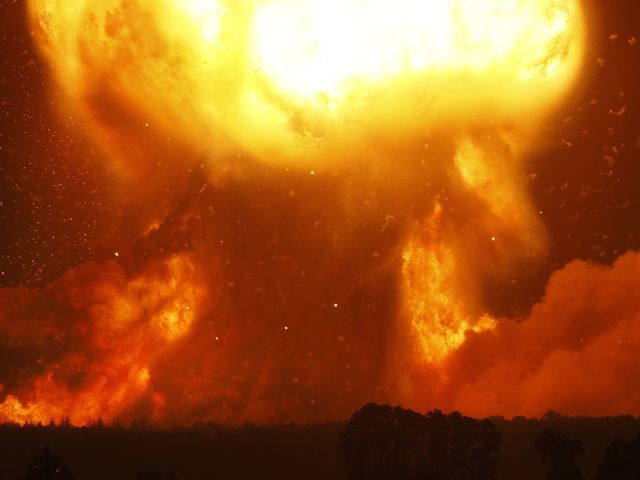 乌克兰一弹药库爆炸：流弹四射，三万人紧急疏散