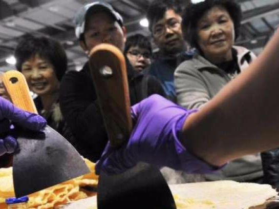 摊煎饼大妈谈月入3万：每天两点起床 挣再多也是辛苦钱