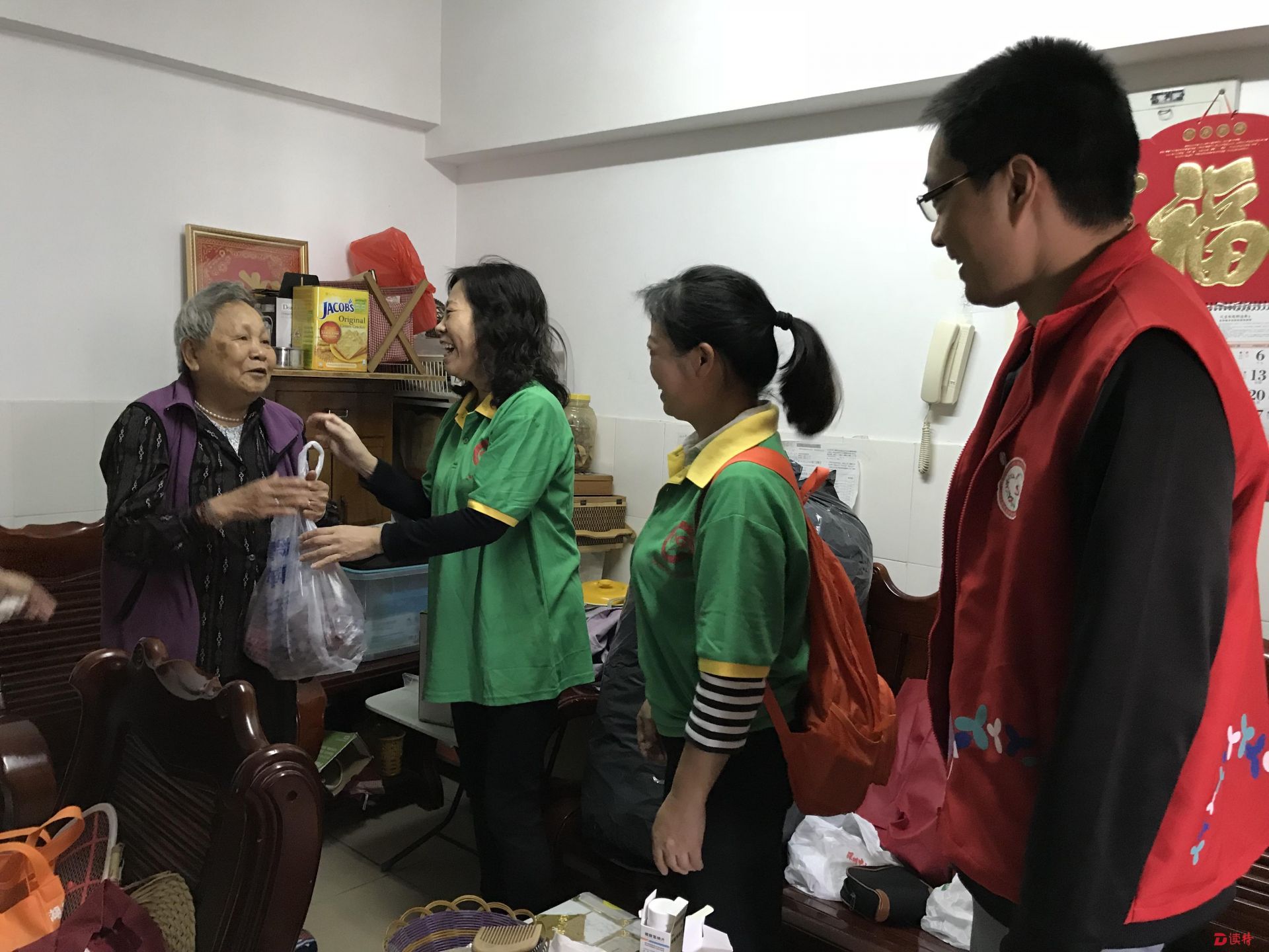 “敬老爱老，温暖你我” 罗湖社区重阳节探访长者探访