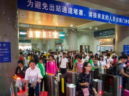 钓鱼、赶牛、拍照…国庆假期高速上的那些公路“囧事”