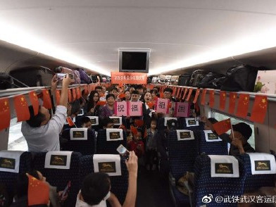 今天,国歌更嘹亮!全国各地群众高唱国歌为共和国庆生 