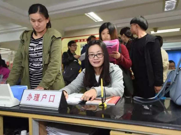 武汉大学毕业生零门槛落户第一人：10分钟办好手续