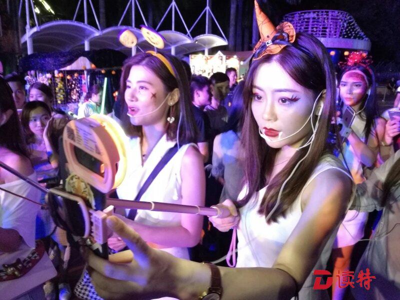 “见了鬼”也开心 夜游深圳欢乐谷有新精彩