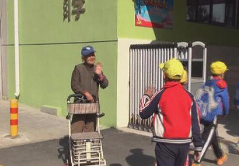 8旬抗癌老人义务为小学生