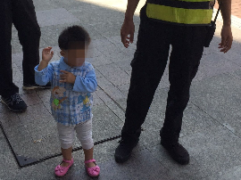 2岁女孩顽皮走丢 光明警方合力迅速找回