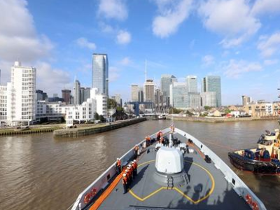 中国海军护航舰队首抵英国伦敦访问 舰艇将开放