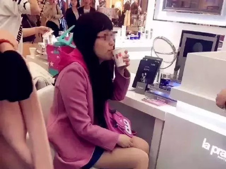 女子购物狂刷百万?家属:她确诊癌症后花5万 已失踪