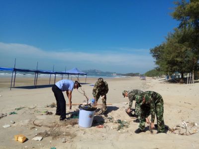 黄金周后，惠东双月湾海边千米海滩上清出了4车垃圾