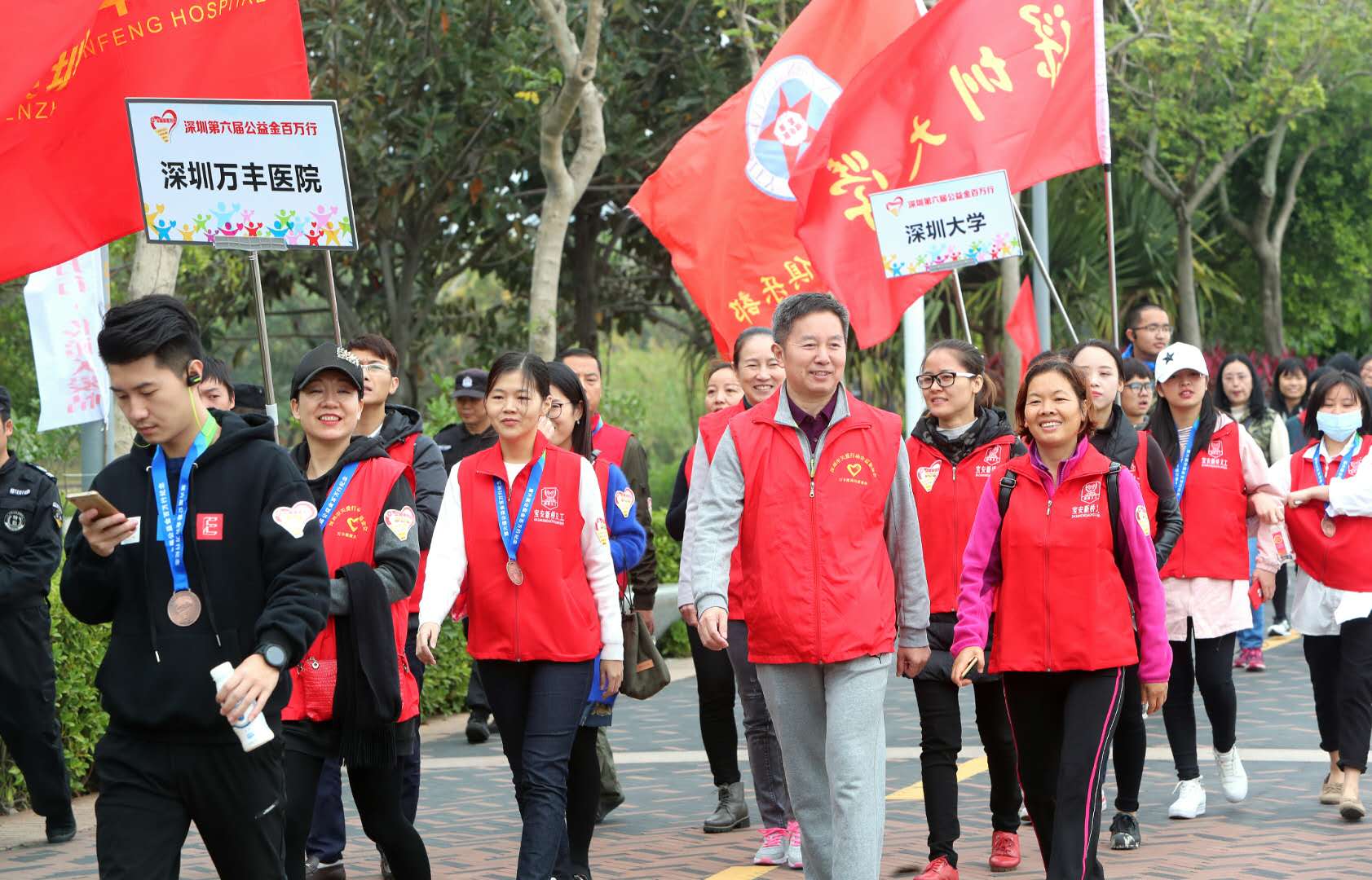 铁粉为公益金百万行现场作诗