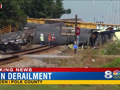 美国佛罗里达州发生货运火车脱轨事故 液体硫磺泄漏