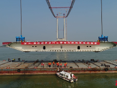 再创世界纪录！世界最宽悬索桥钢箱梁首架成功 