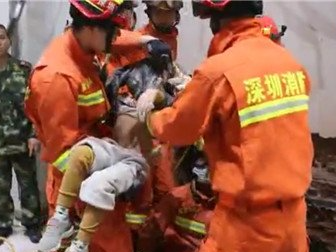 男童掉入16厘米宽墙缝 深圳消防员托头4小时破拆救人