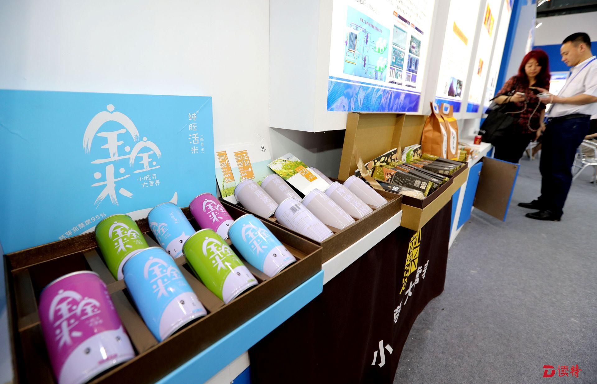 品为宝宝米、浓情蜜意、一米之光等多个系列的胚芽米吸引众多市民关注。