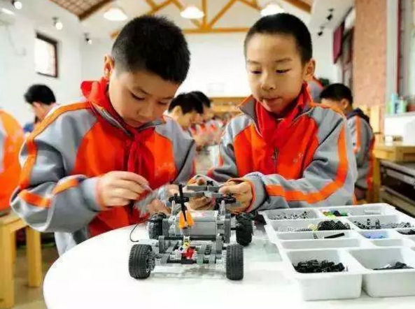 你妈为了你不被机器人取代，竟帮你报了这个班...