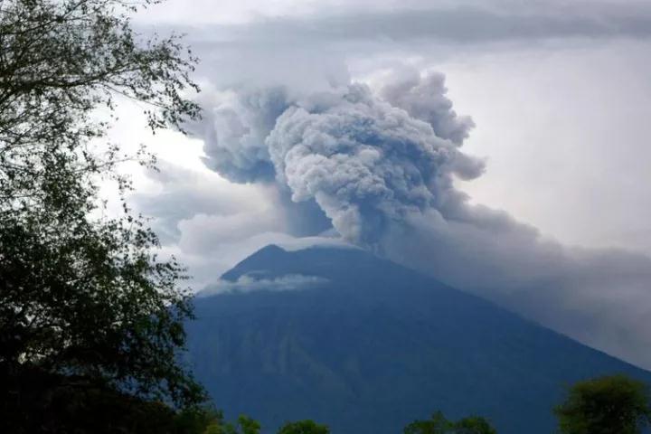 17万中国游客被困巴厘岛火山持续喷发空中交通中断
