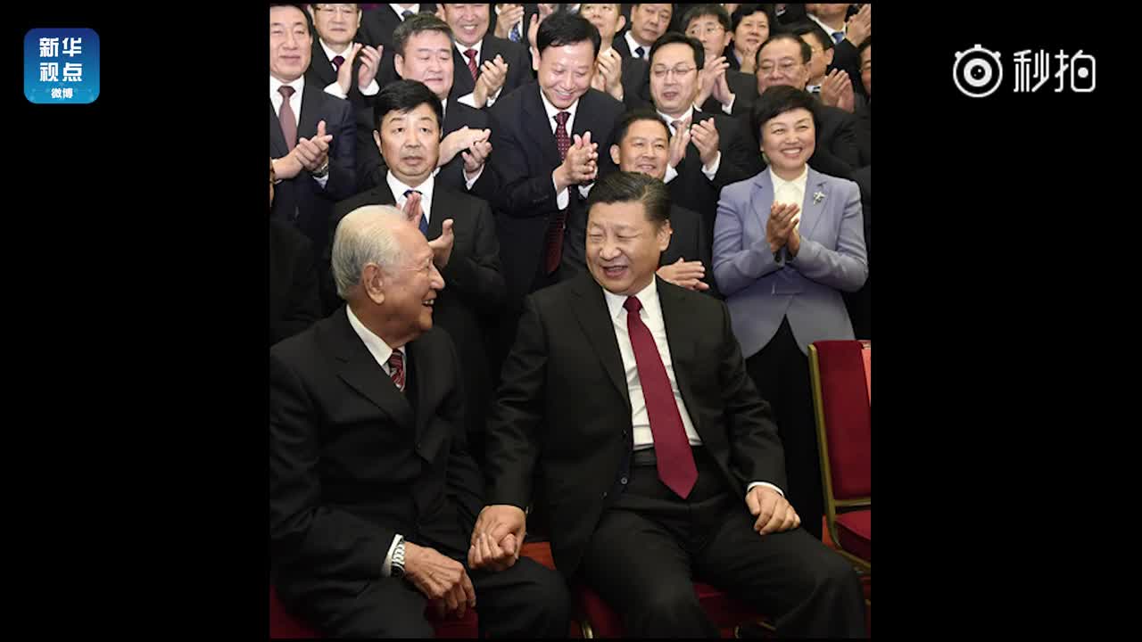 听！这两位坐在总书记身旁的老道德模范这样回忆……