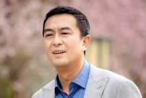 张嘉译担纲两部电视连续剧男主角同档竞播均收视三甲