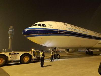 1.7万中国游客被困巴厘岛 6架中国客机急赴接人