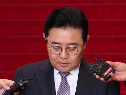 韩国青瓦台政务首席秘书宣布辞职：不愿连累总统