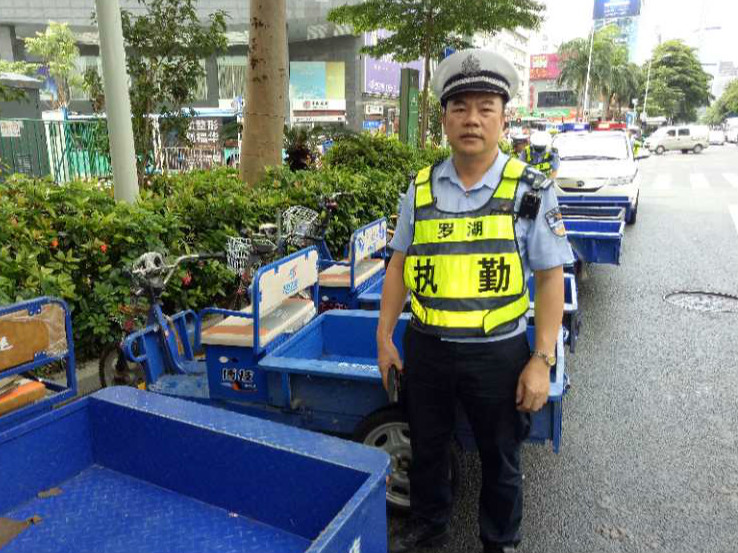 黄洪峰：勤勤恳恳维护交通安全