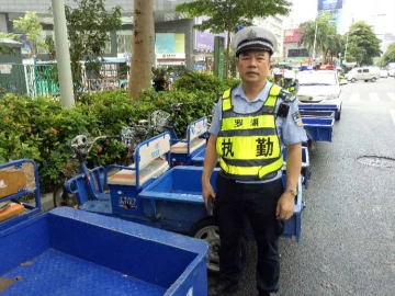 黄洪峰：勤勤恳恳维护交通安全