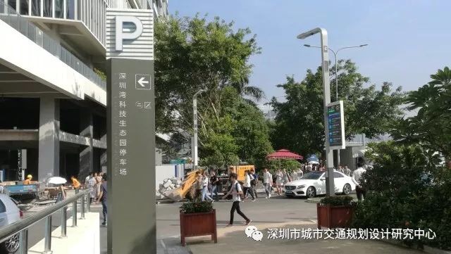 厉害了这个路灯杆！可以连WIFI，还能显示车位和路况