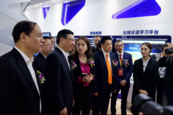  “深圳中学—科大讯飞创新体验中心”吸引眼球