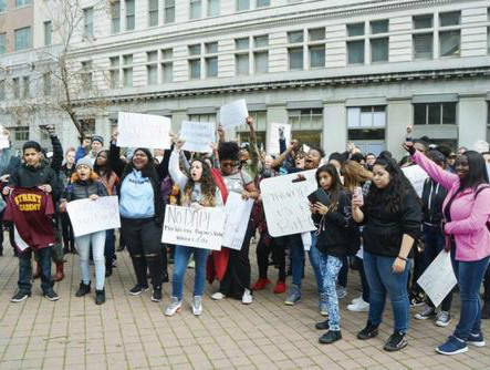 美国移民政策越趋严格 中国女生过海关答题不慎被扣押