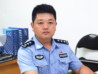 王涛：贴心警长筑“平安社区”