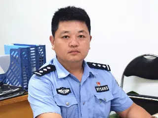 王涛：贴心警长筑“平安社区”