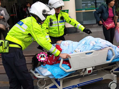 暖心！孕妇交通高峰期破羊水 交警铁骑紧急护送
