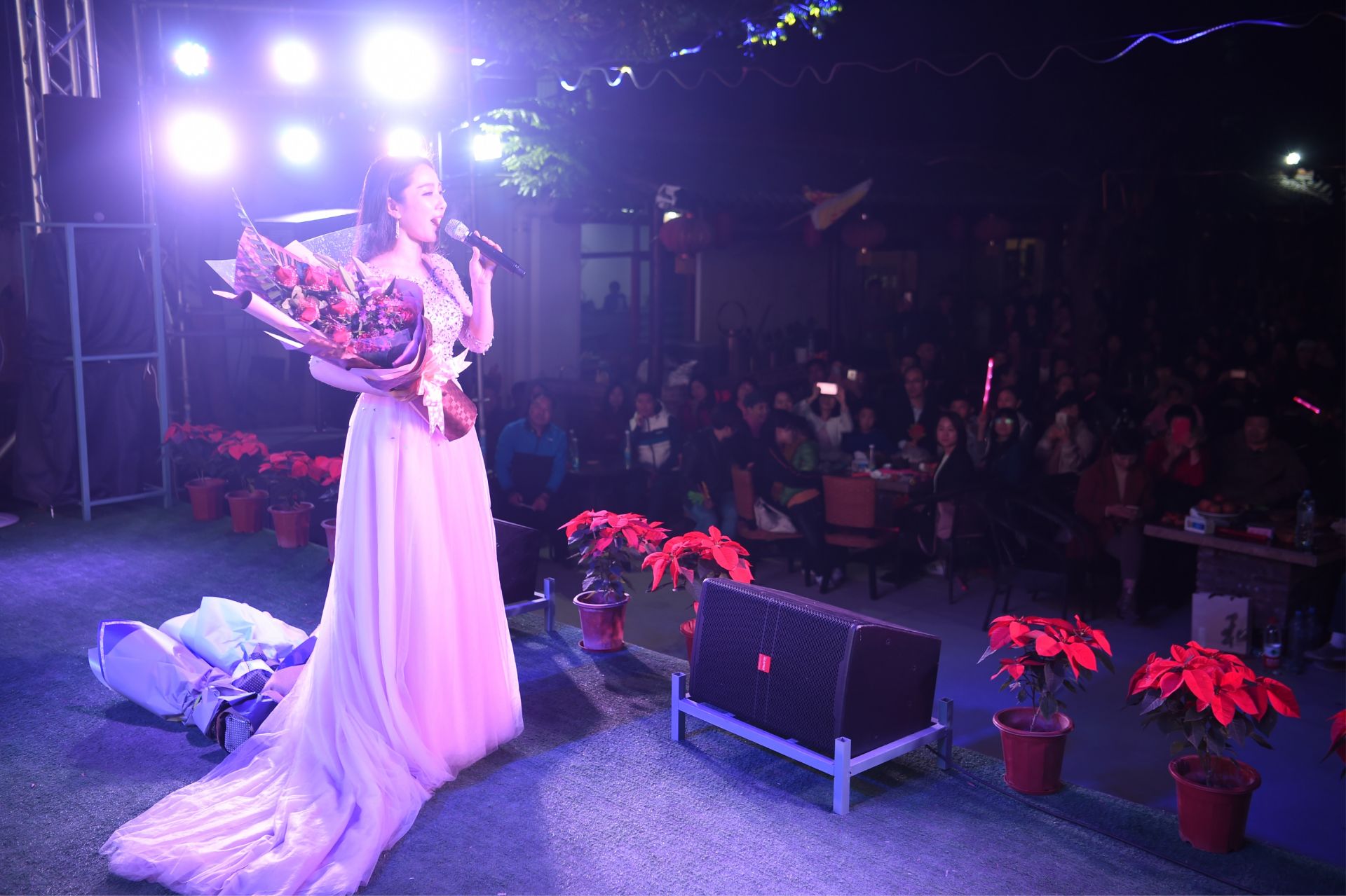 深圳艺术家下基层巡演 本土青年歌手为百姓放歌