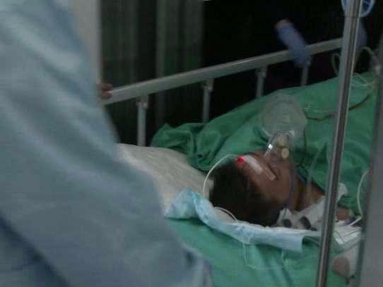 男子骑车陷大坑生命垂危 施工单位或承担绝大部分责任
