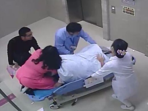 5分钟剖宫术紧急诞下宝宝！产妇平安度过“平安夜”