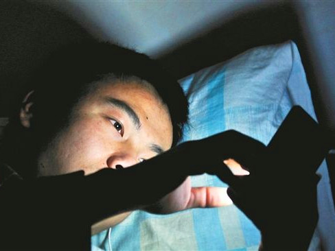 通宵玩手机后29岁年轻人瘫痪了!这些身体信号一定要注意