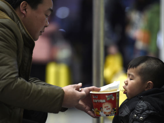 1年少卖80多亿包，谁在抢方便面的“饭碗”？