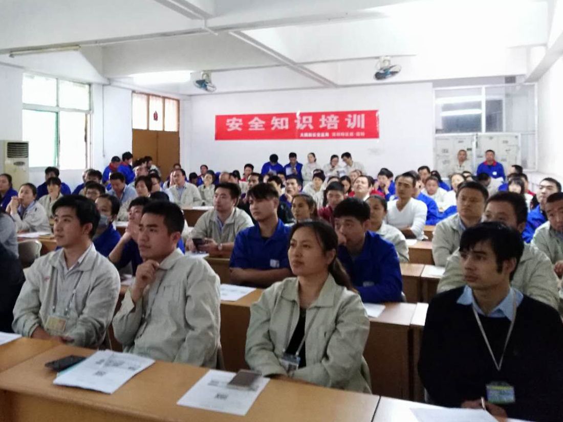 现场开讲手机“考试”！读特“安全知识进企业”走进比亚迪