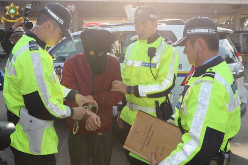 高速行驶拖澳门警员180米，粤警方向澳门警方移交疑犯