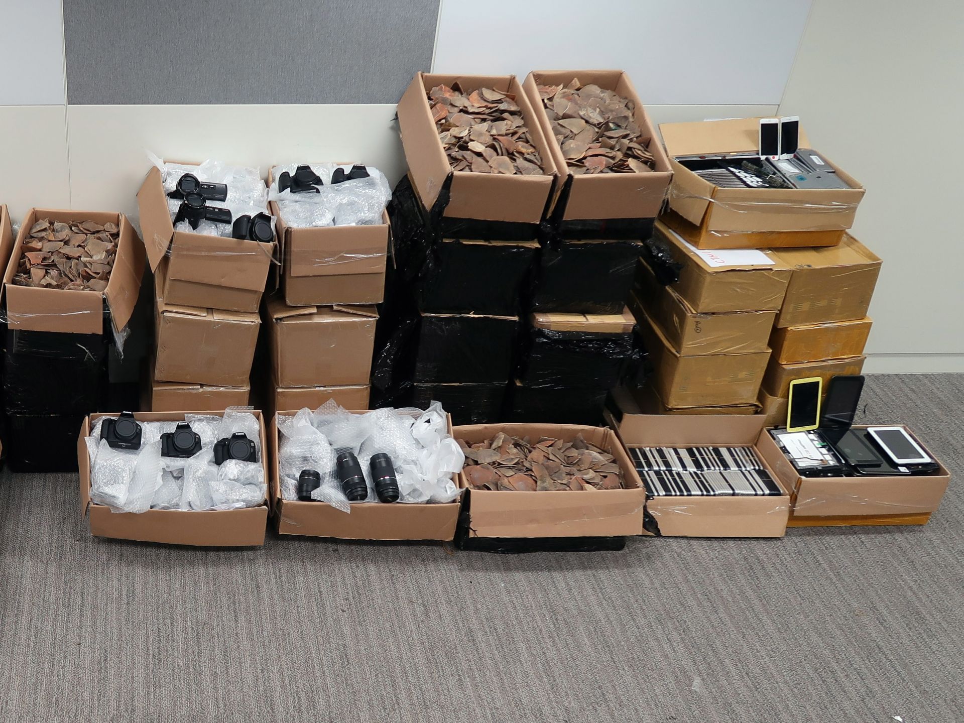 香港海关检获千万元走私电子产品
