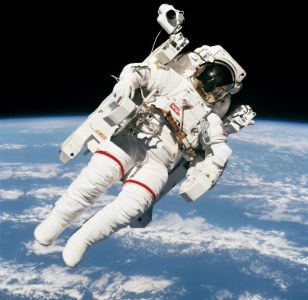 首位“太空漫步”宇航员去世！那张照片成经典