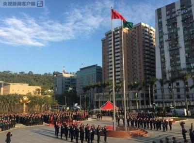 澳门特区政府与驻澳门部队举行升国旗仪式,庆祝回归18周年