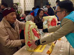 深圳慈善组织为台老兵送“家乡的味道”