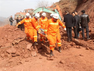云南鲁甸县施工现场发生山体垮塌 4人遇难