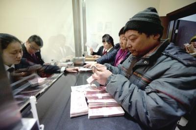 工人拿到拖欠工资和赔偿款,惠州法院集中执结一批民生案