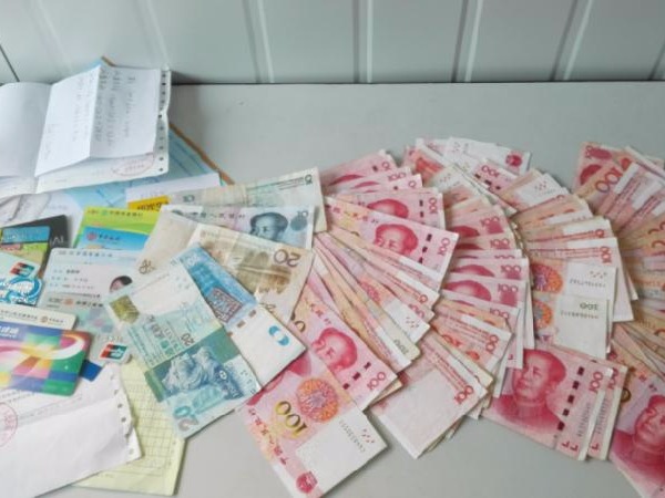凌晨3点，这位深圳“的哥”看到车上有9000元现金……