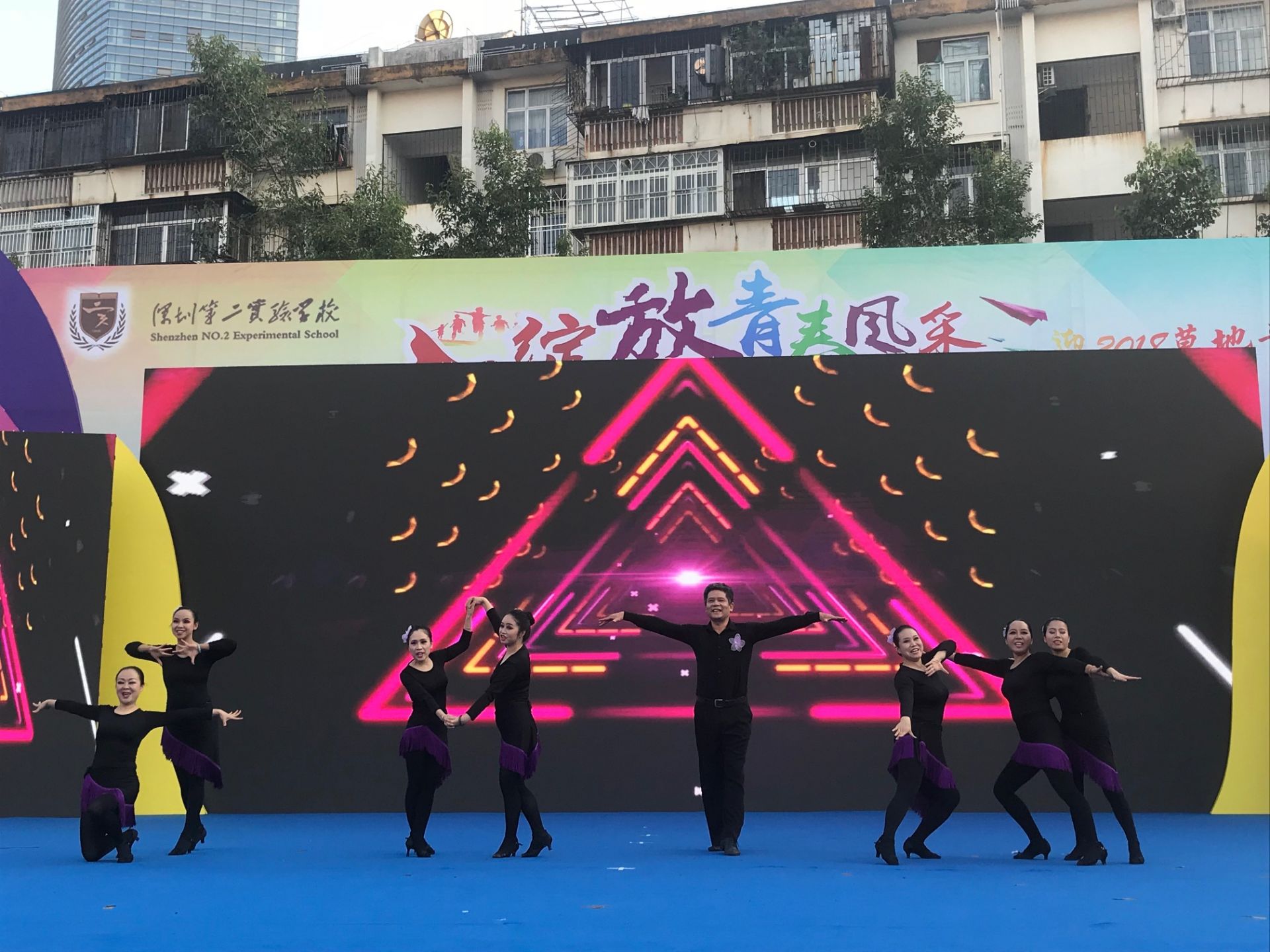 绽放青春风采！这所学校的草地音乐节让人惊艳
