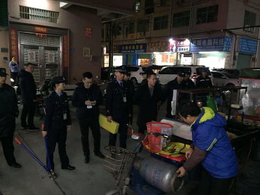 松岗每周二开展夜巡行动 年底常态化检查消除安全隐患