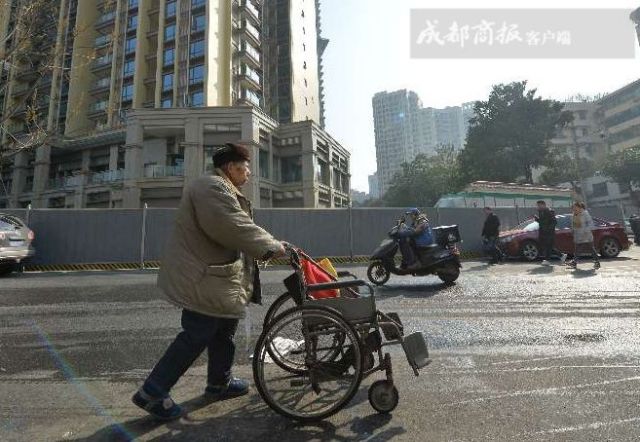 大爷说,推了这几年轮椅,她一下走了,太不习惯了.